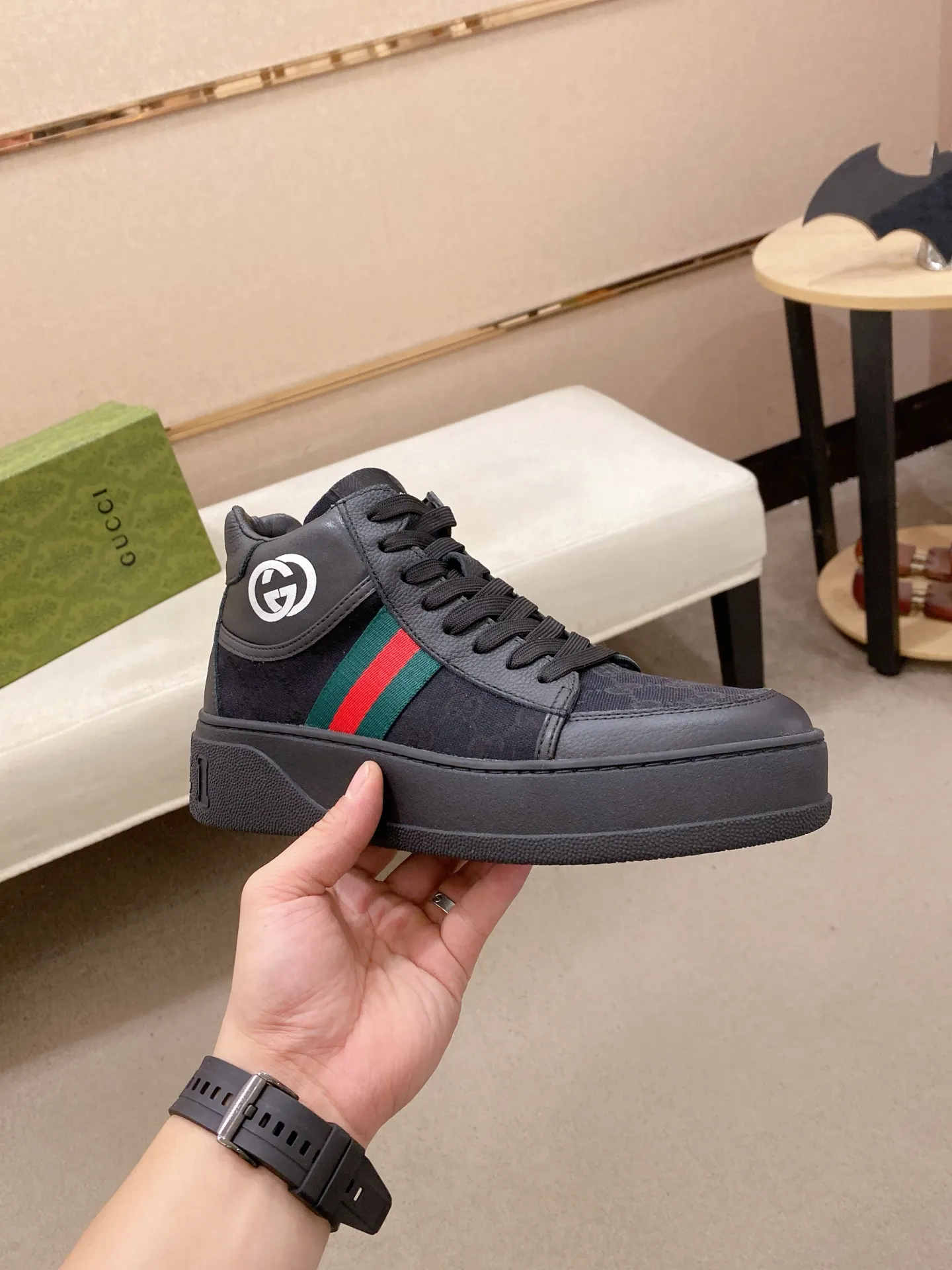 Factory price: 442💰 (GUCCI) The latest model from the official website🎁🎁Casual and fashionable men's shoes👟, hot style💥The style is simple and elegant, exclusive for trendy men. Unique official website's latest brand elements👑original Gucci decoration, fashionable and generous, the fabric is original cowhide ✅sheepskin lining, the official website specifies wear-resistant casual outsole, the classic model is taken in kind at the counter🎬38-44 (can be customized for 45 non-refundable)